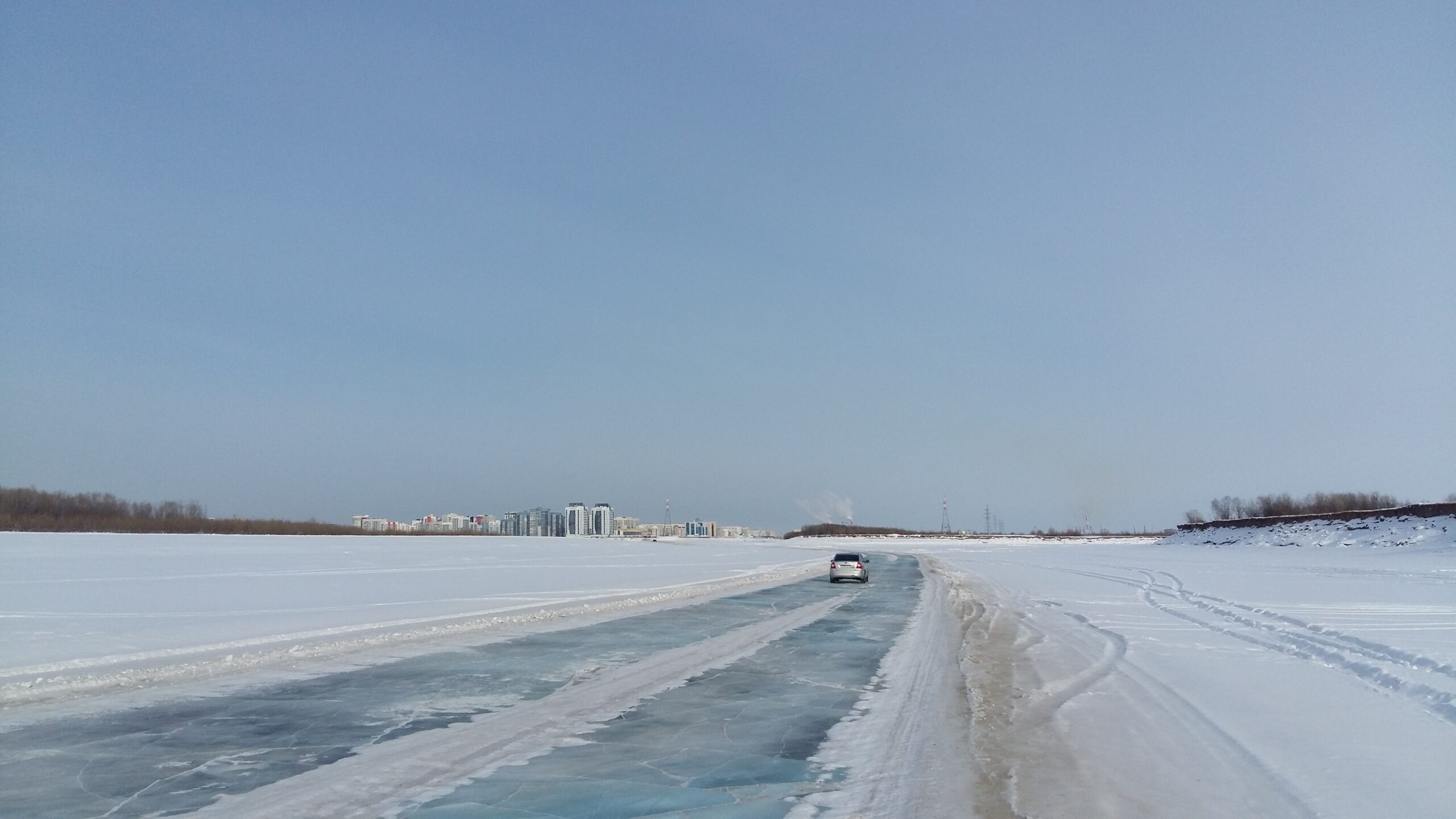 Зимой можно пересечь реку Лену по ледовой дороге.