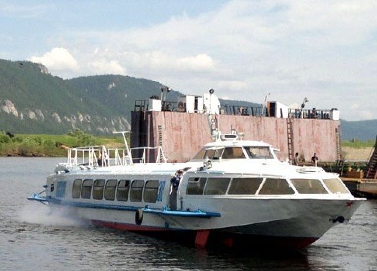 Высокоскоростные водные такси обеспечивают пассажирские перевозки между различными населенными пунктами вдоль речной системы.
