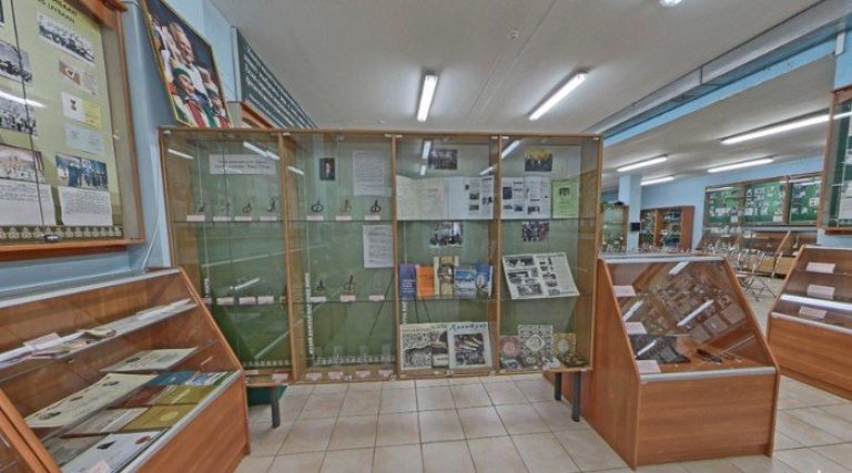 Коллекция инструментов музея хомуса со всего мира.