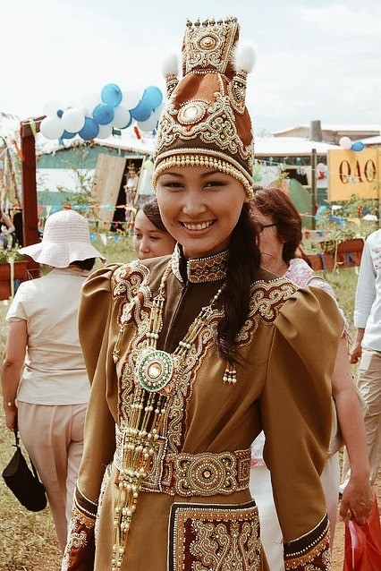 Во время Ысаха и других праздников или важных событий якутяне носят свой национальный костюм.