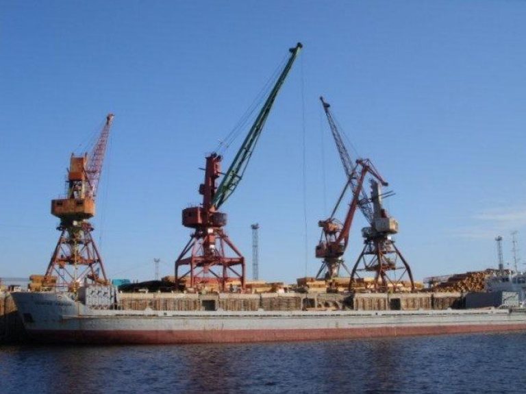 Якутск — очень важный речной порт. Крупногабаритный и тяжелый груз лучше всего доставлять водным транспортом.