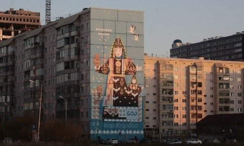 На некоторых зданиях города были нарисованы фрески, изображающие якутскую культуру.