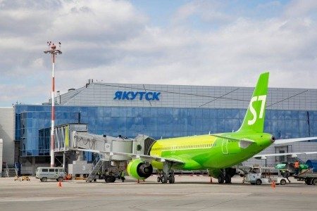 S-7-at-jetway-in-Yakutsk-R