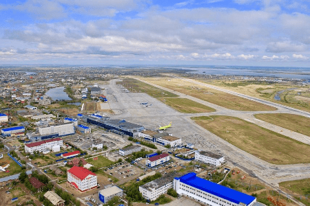 В настоящее время завершены работы по реконструкции взлетно-посадочной полосы в Якутске, что позволяет приземляться более крупным самолетам.