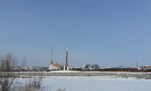 Подъезжая к Якутску по одной из ледовых дорог через реку Лену, можно увидеть красивую панораму города.