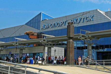 Раннее утро, как правило, самое загруженное время в аэропорту Якутска, но рейсы прибывают и отправляются как днем, так и ночью.