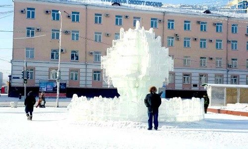 Каждую зиму ледяные скульптуры создают удивительные работы, высеченные во льду. Многие из них будут заказаны различными предприятиями или государственными учреждениями.
