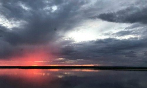 В период непосредственно перед и сразу после летнего солнцестояния в Якутске бывают белые ночи. Солнце опускается чуть ниже горизонта, что дает возможность увидеть впечатляющие закаты.